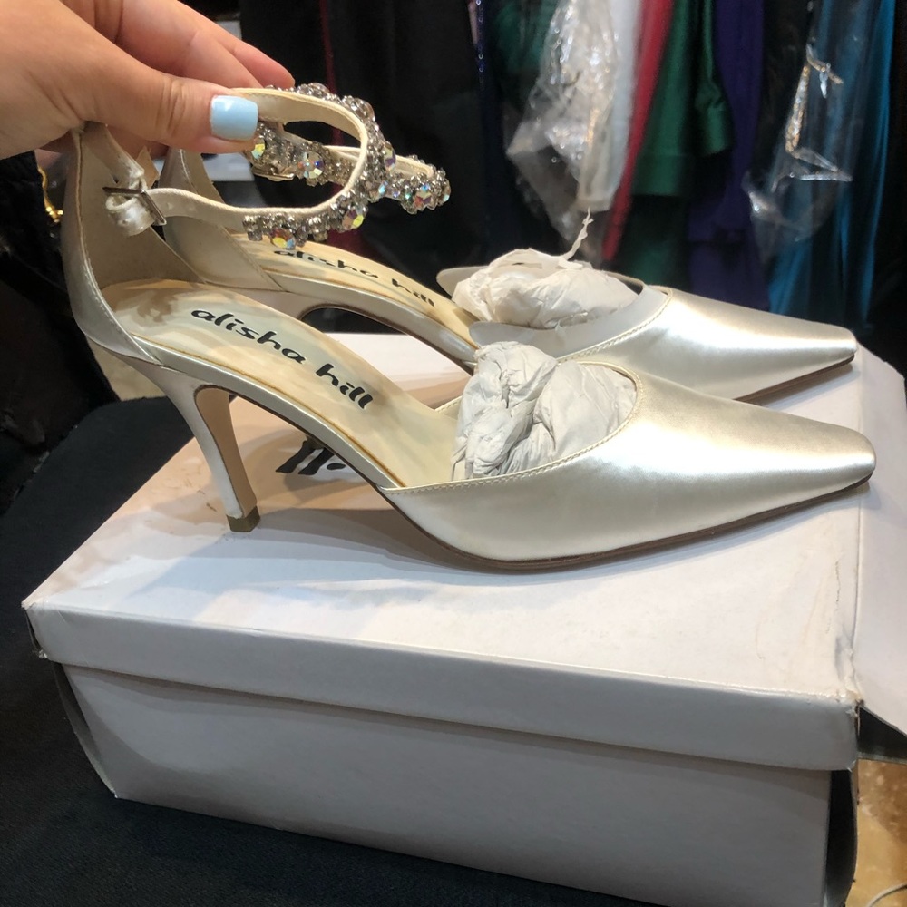 BRAND NEW NEVER WORN SILK GOLD WHITE HEELS